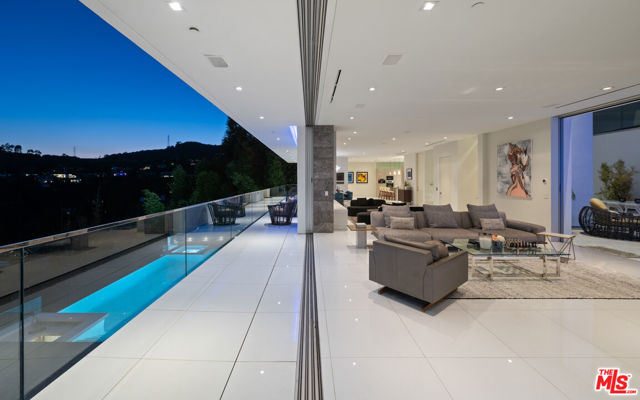 7080 W MULHOLLAND Drive, Los Angeles CA: https://media.crmls.org/mediaz/959c03fa-b603-410f-9a0f-ac5b3c43b71f.jpg