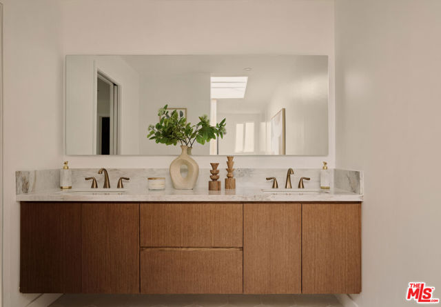 5271 Woodlake Avenue, Woodland Hills CA: https://media.crmls.org/mediaz/959d967e-fbb4-463b-a51a-b0e2b4251b03.jpg