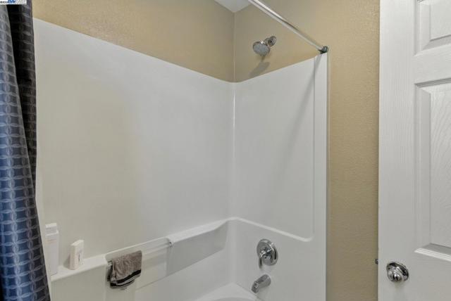 841 Fan Palm Ln, Brentwood CA: https://media.crmls.org/mediaz/959da5c8-c37c-4ba1-8999-aea482f801b3.jpg