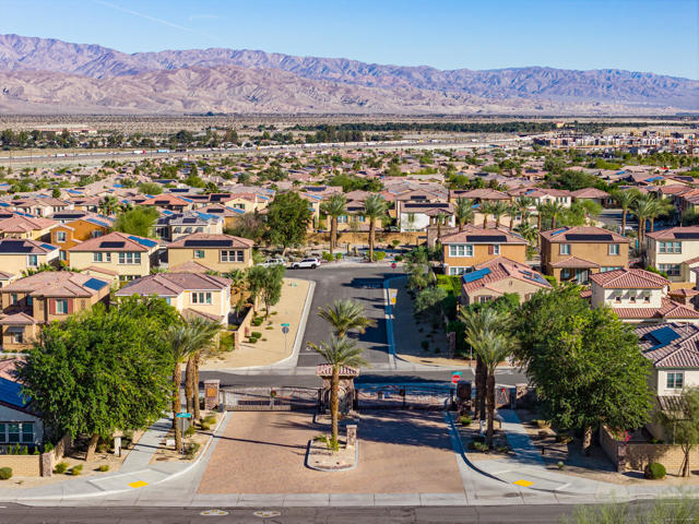 35425 Domani Drive, Palm Desert CA: https://media.crmls.org/mediaz/959db7bc-ee2c-4c4d-941c-5a74af7be016.jpg