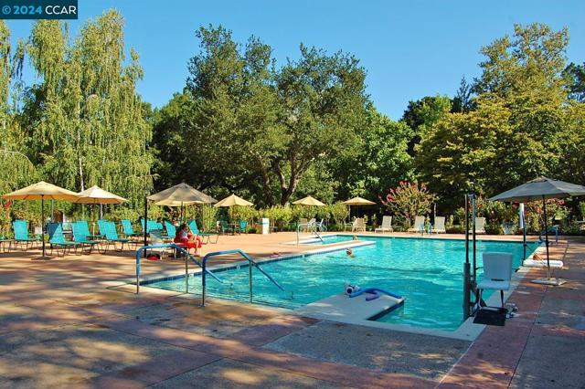 2748 Tice Creek Dr, Walnut Creek CA: https://media.crmls.org/mediaz/959e1914-b52c-408a-8f24-af3358ef3fd3.jpg