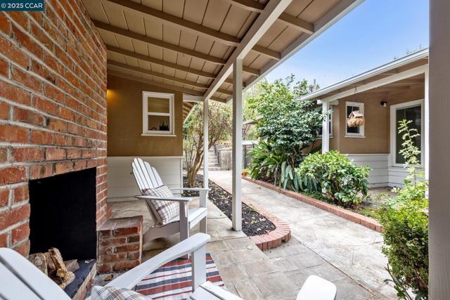 5810 Estates Dr, Oakland CA: https://media.crmls.org/mediaz/959e5f66-930c-4325-b855-be1e0414a655.jpg