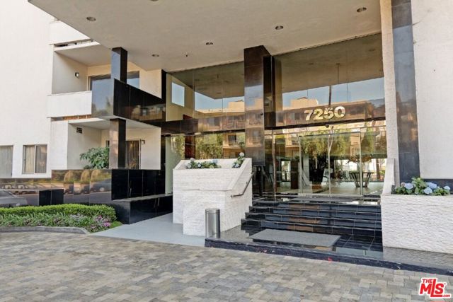 7250 Franklin Avenue, Los Angeles CA: https://media.crmls.org/mediaz/959e6094-4ba1-4154-8d87-9a4a356e25dd.jpg