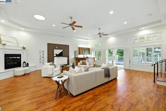 874 Overhill Dr, Hayward CA: https://media.crmls.org/mediaz/959e6713-4123-4cc0-a2f6-abd1ad2e0f50.jpg
