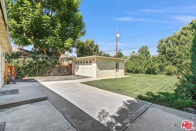 520 N Beachwood Drive, Burbank CA: https://media.crmls.org/mediaz/959f331e-41ec-4e69-85a3-7d779ac0d60e.jpg