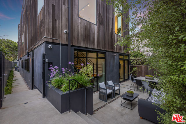 520 Broadway Street, Venice CA: https://media.crmls.org/mediaz/959f916e-1851-404f-b41a-7dbd89b7726b.jpg