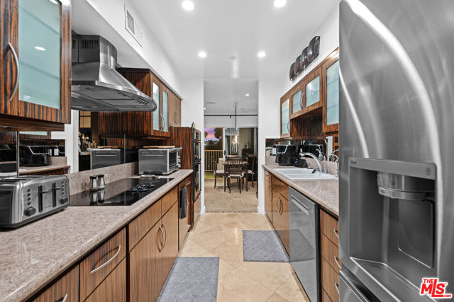 949 N Kings Road, West Hollywood CA: https://media.crmls.org/mediaz/95a05bf2-dc0c-4990-b4f5-7e2d3171e6f5.jpg