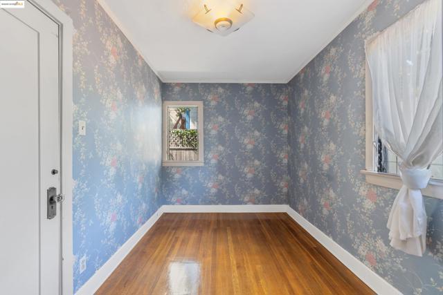 1136 S Ridgeley, Los Angeles CA: https://media.crmls.org/mediaz/95a10b14-91b8-43ef-b5cb-24f088f5fba2.jpg