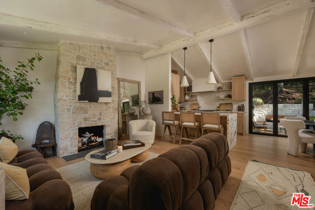 https://media.crmls.org/mediaz/95a10dba-9804-494a-b2dc-db5aeda70f88.jpg?preset=X-Large