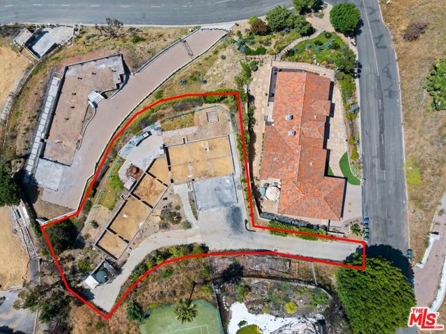 20740 Las Flores Mesa Drive, Malibu CA: https://media.crmls.org/mediaz/95a1be91-0688-42ef-9ef0-92e097301bbb.jpg