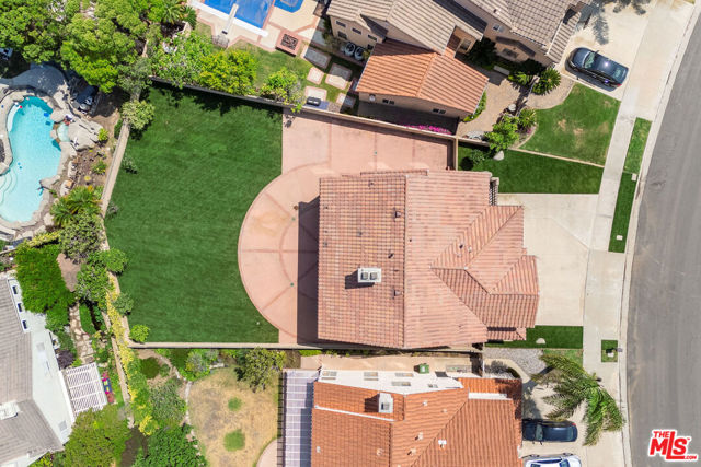 6615 Kentwood Bluffs Drive, Los Angeles CA: https://media.crmls.org/mediaz/95a1e04a-76cb-4f61-8f3d-744988c66a8b.jpg