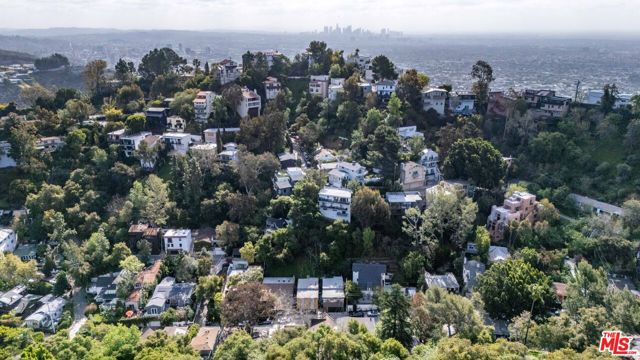 8328 Kirkwood Drive, Los Angeles CA: https://media.crmls.org/mediaz/95a23da4-addf-4c4b-89b8-3bb2bb10f10b.jpg
