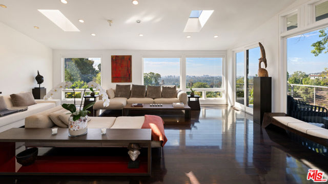 1415 Summitridge Drive, Beverly Hills CA: https://media.crmls.org/mediaz/95a2c49a-0ff6-48eb-a0e9-0ccf49e80df8.jpg