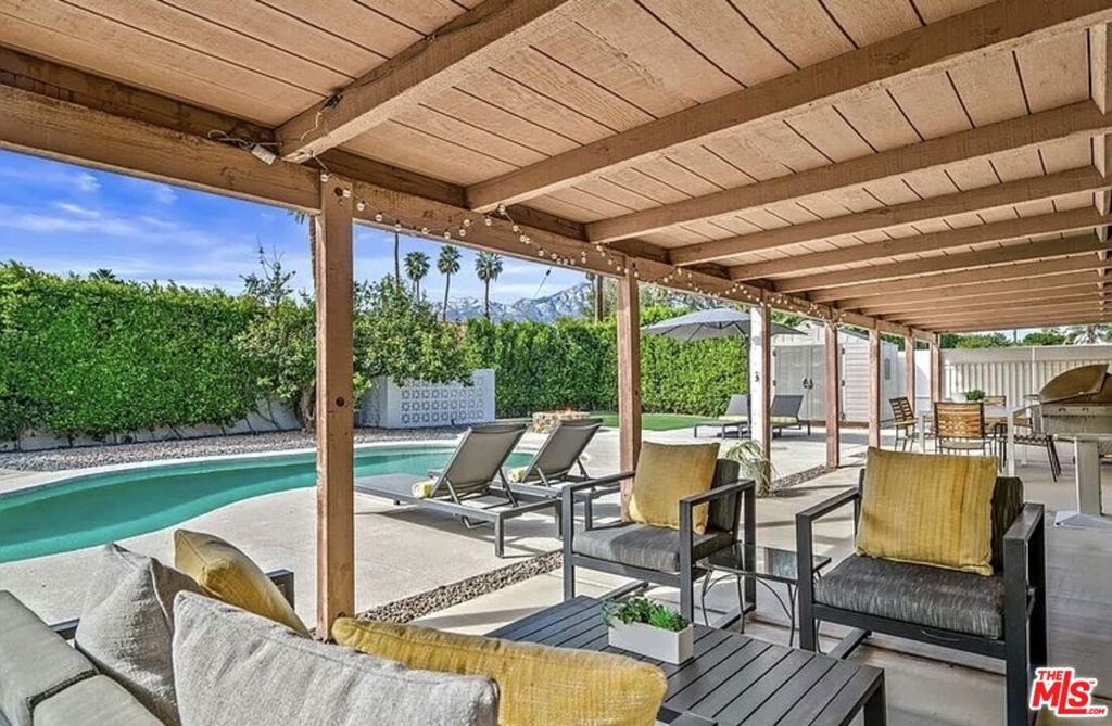 https://media.crmls.org/mediaz/95a318e5-83e7-4b55-8778-e04c785d8a5f.jpg?preset=X-Large