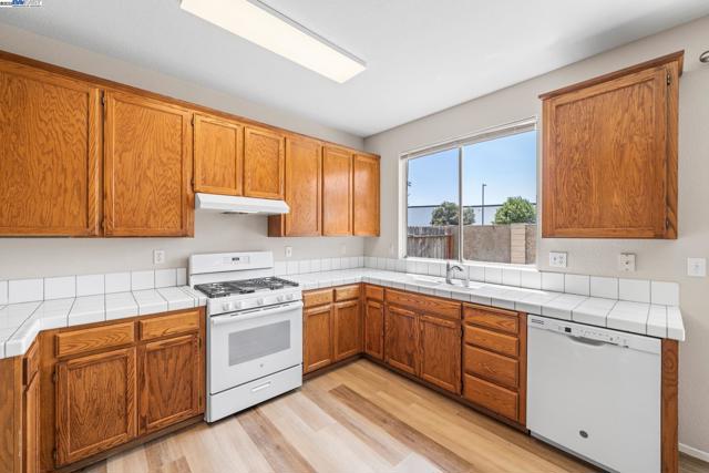 1970 Knollcrest Ln, Tracy CA: https://media.crmls.org/mediaz/95a3ff72-da14-46da-bd9f-21fde788bcc4.jpg