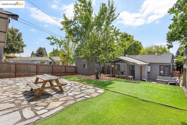 3148 Sylvan Ave, Oakland CA: https://media.crmls.org/mediaz/95a445c1-8832-44dc-8bde-78fa7b4e531f.jpg
