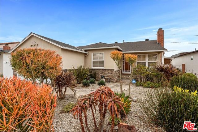 1620 18th Street, Manhattan Beach CA: https://media.crmls.org/mediaz/95a46432-49a0-4e9f-8fb4-ecc6ad5637e5.jpg