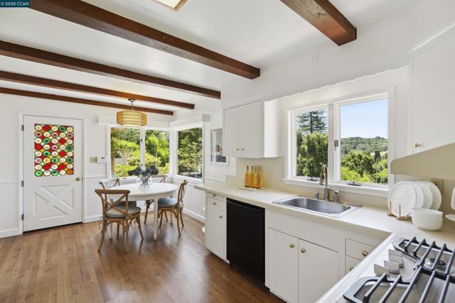 1087 Rahara Dr, Lafayette CA: https://media.crmls.org/mediaz/95a4c31b-0ef6-494e-ae1c-7cade7cb242e.jpg