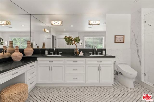10411 Windtree Drive, Bel Air CA: https://media.crmls.org/mediaz/95a55daf-637b-43a5-be06-89e28a30f098.jpg