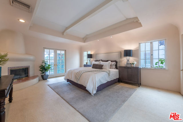 475 S Rodeo Drive, Beverly Hills CA: https://media.crmls.org/mediaz/95a56294-3a50-468f-b30e-41266f8c7809.jpg