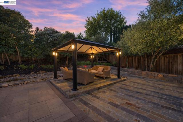 11593 Ladera Ct, Dublin CA: https://media.crmls.org/mediaz/95a56d98-48ee-494c-9750-57799642dfe5.jpg