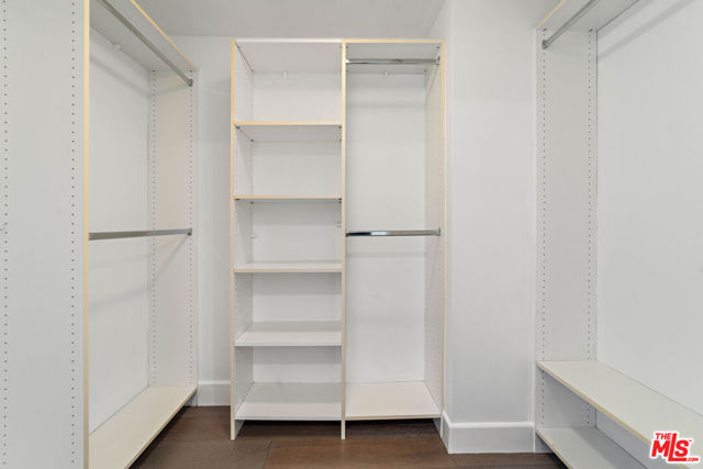 13600 Marina Pointe Drive, Marina del Rey CA: https://media.crmls.org/mediaz/95a57094-6a8c-45bb-87f6-088c491907e9.jpg
