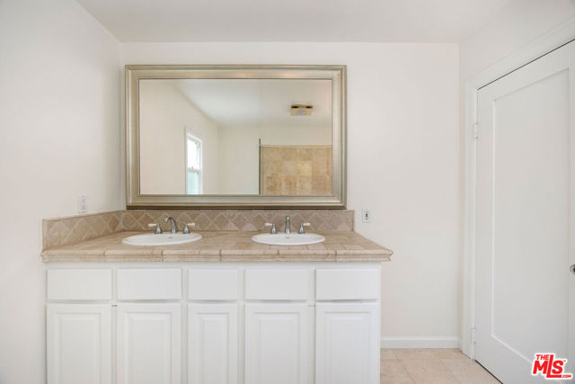 614 S Orange Drive, Los Angeles CA: https://media.crmls.org/mediaz/95a5ec0e-17d1-428b-9908-5e4f7c13792e.jpg