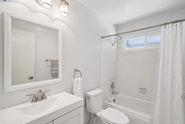 39490 Albany Cmn, Fremont CA: https://media.crmls.org/mediaz/95a6c820-ce35-4df9-9015-5bd0b125fac0.jpg