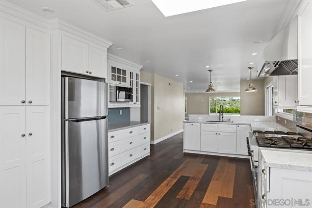 7246 Rue De Roark, La Jolla CA: https://media.crmls.org/mediaz/95a71578-7613-4a79-b2fd-58925bd250b6.jpg