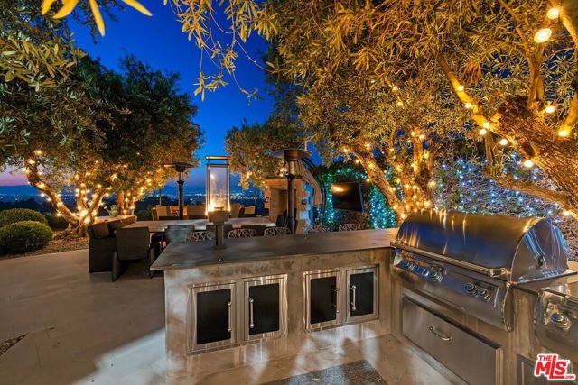 3396 Stone Ridge Lane, Los Angeles CA: https://media.crmls.org/mediaz/95a7935b-5620-4697-8211-572708c6fbe3.jpg