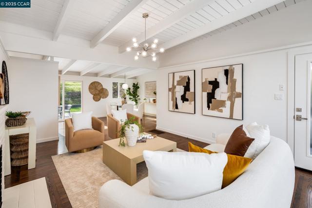 3337 S Lucille Ln, Lafayette CA: https://media.crmls.org/mediaz/95a81a1e-f645-4a53-b5b0-360fffff5bb3.jpg