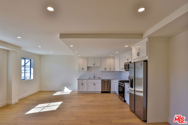 22227 PACIFIC COAST Highway, Malibu CA: https://media.crmls.org/mediaz/95a827e4-7f89-4251-8656-f33ad18e5871.jpg