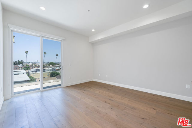 105 S Mariposa Avenue, Los Angeles CA: https://media.crmls.org/mediaz/95a9f00c-95e8-4385-b998-bc6016bcc973.jpg