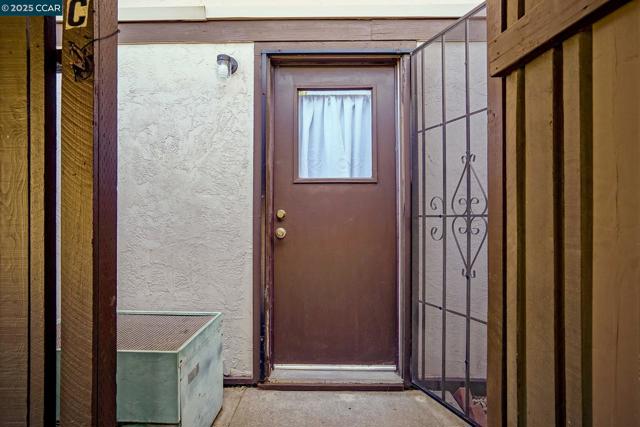 5475 Roundtree Pl, Concord CA: https://media.crmls.org/mediaz/95ab8d14-8c03-4e30-beaf-3cad32e0114e.jpg