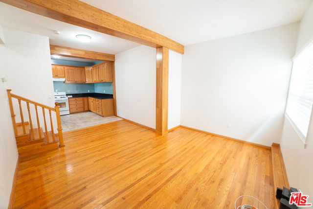 2400 Pacific Avenue, Venice CA: https://media.crmls.org/mediaz/95ac169d-9a42-4dda-be8b-e805c8934924.jpg