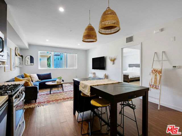 5825 Camerford, Los Angeles CA: https://media.crmls.org/mediaz/95ac728d-7dd4-4459-8fb0-475b736f4e41.jpg