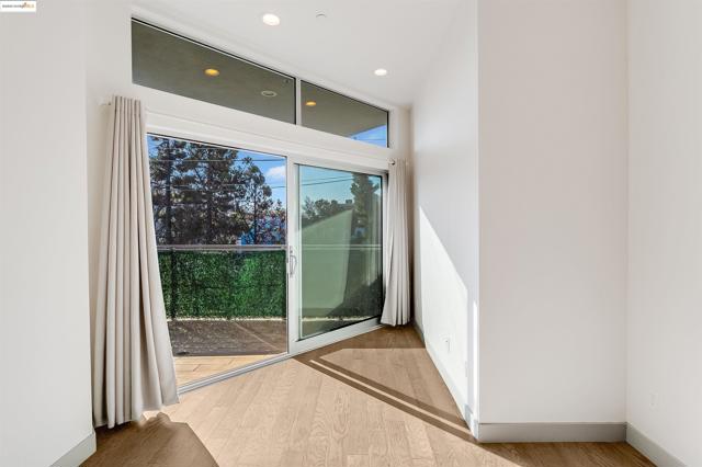 410 Webster St, Oakland CA: https://media.crmls.org/mediaz/95ad0090-1f63-4f27-8b02-3dbc1d7f760e.jpg