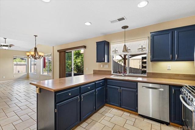 Detail Gallery Image 10 of 41 For 2268 Poppy Hills Dr, Chula Vista,  CA 91915 - 3 Beds | 2/1 Baths