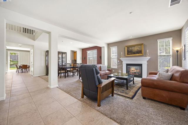 1037 Lexington Way, Livermore CA: https://media.crmls.org/mediaz/95add40b-efc6-408d-a515-e8aaf505a3b4.jpg