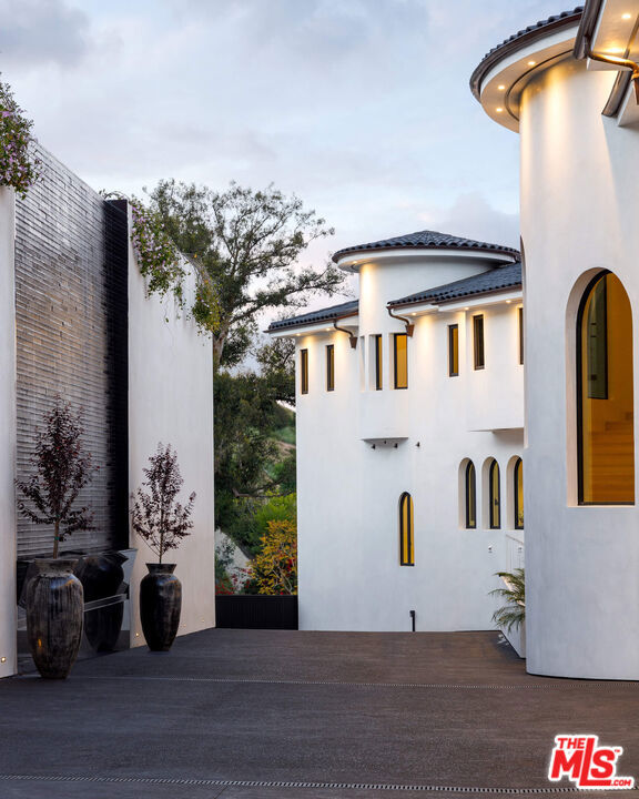 10697 Somma Way, Los Angeles CA: https://media.crmls.org/mediaz/95af2f49-8f67-4b21-850d-131e44577b29.jpg