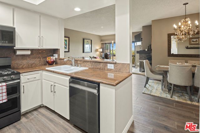 8180 Manitoba Street, Playa del Rey CA: https://media.crmls.org/mediaz/95b1755b-3d5c-4791-bcf4-8d5a91d0c28b.jpg