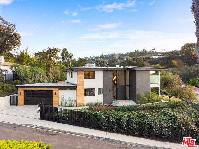 11428 Dona Lola Drive, Studio City CA: https://media.crmls.org/mediaz/95b20639-6a15-4d41-9ecb-e5ffb0064ea1.jpg