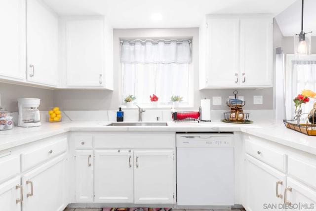 24643 Leafwood Dr, Murrieta CA: https://media.crmls.org/mediaz/95b273b2-3620-4850-a93b-eadce66545d1.jpg