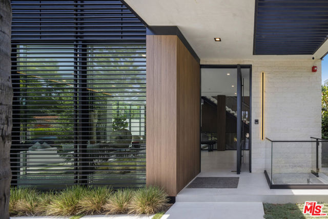 137 S Wetherly Drive, Beverly Hills CA: https://media.crmls.org/mediaz/95b27b1e-9050-467e-a5e2-54a869b6ef81.jpg