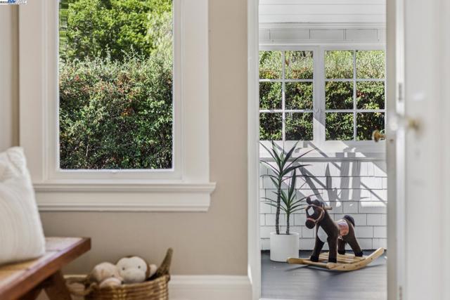 5811 Romany, Oakland CA: https://media.crmls.org/mediaz/95b29502-3404-49dd-8580-85d734d9dfb9.jpg