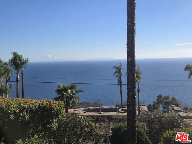 20776 Big Rock Drive, Malibu CA: https://media.crmls.org/mediaz/95b40bd1-c49d-464b-a028-b16e911b3a90.jpg