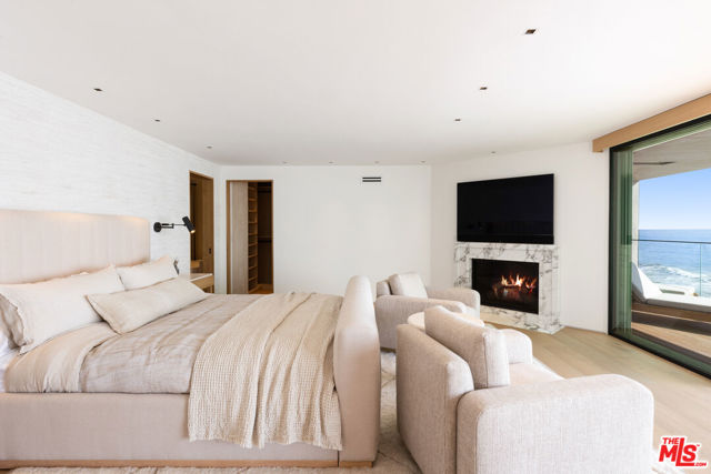 24818 Malibu Road, Malibu CA: https://media.crmls.org/mediaz/95b41d1c-e030-44ce-88e5-d35d30be3301.jpg