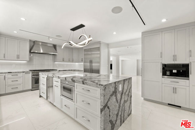 4423 Bergamo Drive, Encino CA: https://media.crmls.org/mediaz/95b42952-60de-4e24-97e9-b2005fc14de2.jpg