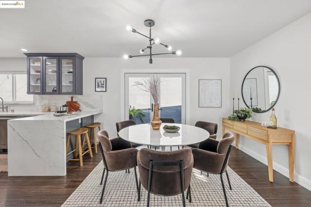 5646 Thornhill Dr, Oakland CA: https://media.crmls.org/mediaz/95b4a155-c680-4481-b802-cf54efbce14f.jpg