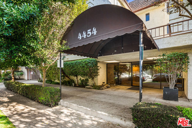 4454 Ventura Canyon Avenue, Sherman Oaks CA: https://media.crmls.org/mediaz/95b582b1-29c0-4c98-af0a-2562355e3fb7.jpg